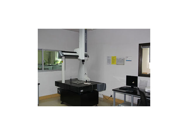 工程師審圖排除問(wèn)題，先進(jìn)檢測(cè)設(shè)備保證品質(zhì)